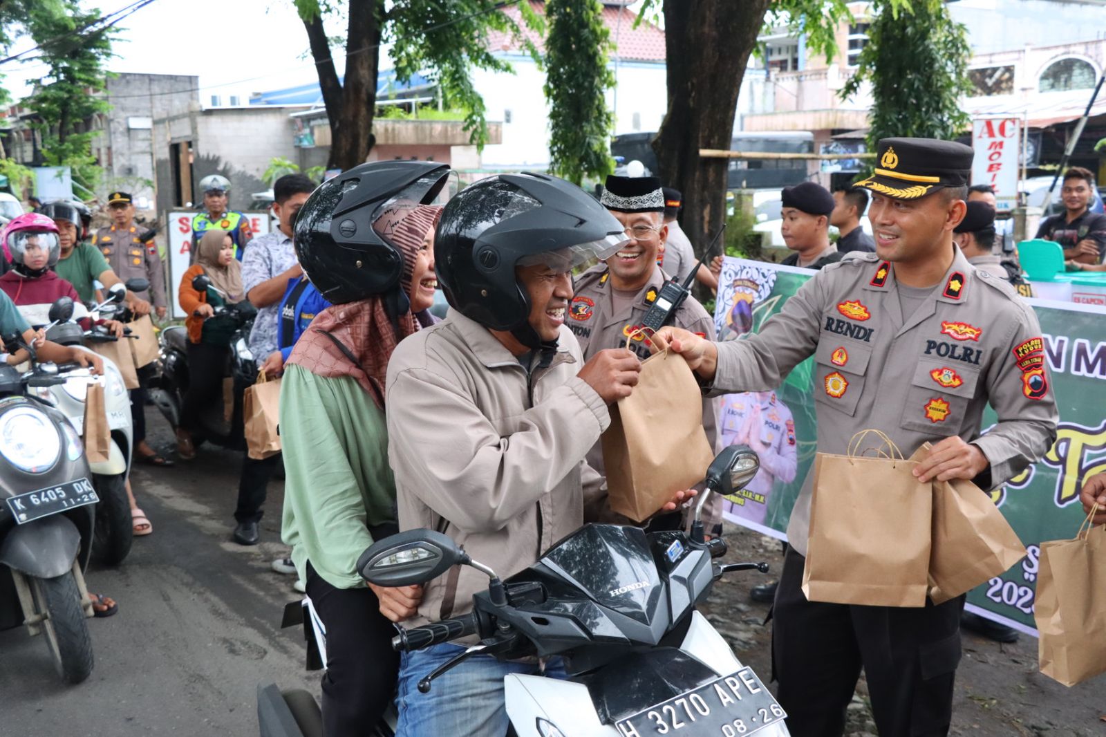 Polres Kudus bersama Mahasiswa Bagikan Takjil Gratis Untuk Masyarakat