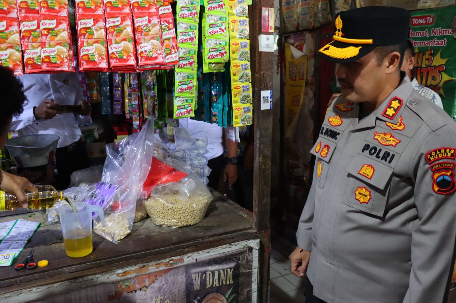 Datangi Pasar Bitingan, Polres Kudus Cek Harga Sembako Jelang Labaran