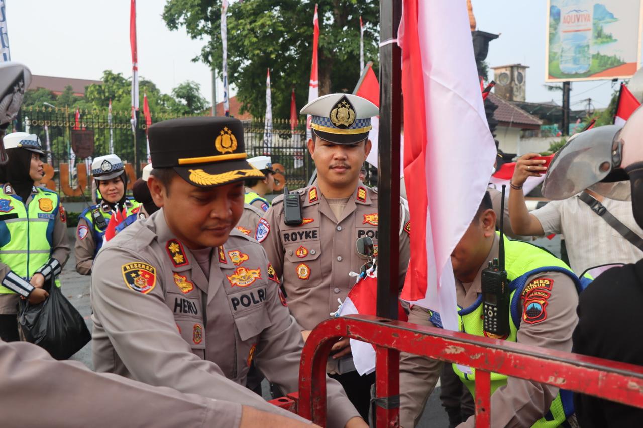 Polres Kudus Bagikan 1.000 Bendera Merah Putih, Kapolres: Semangat Kemerdekaan Harus Berkibar di Hati